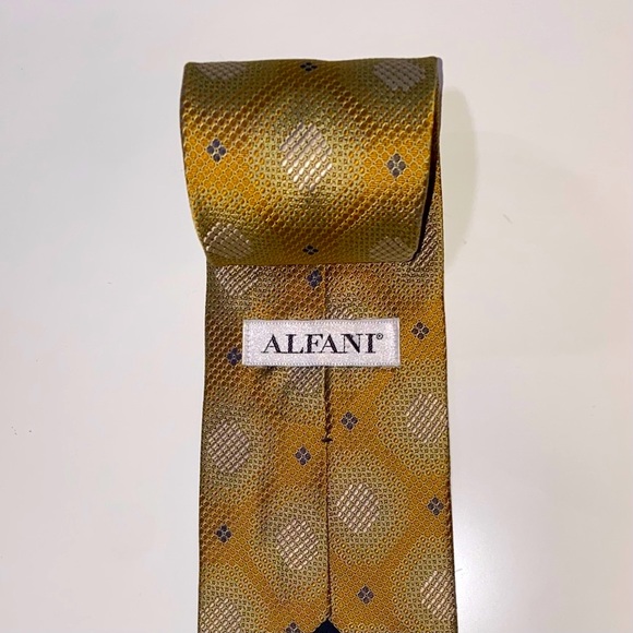 ALFANI Men’s Necktie Gold Geometric Design Imported 100% Silk Made in USA - Picture 2 of 4